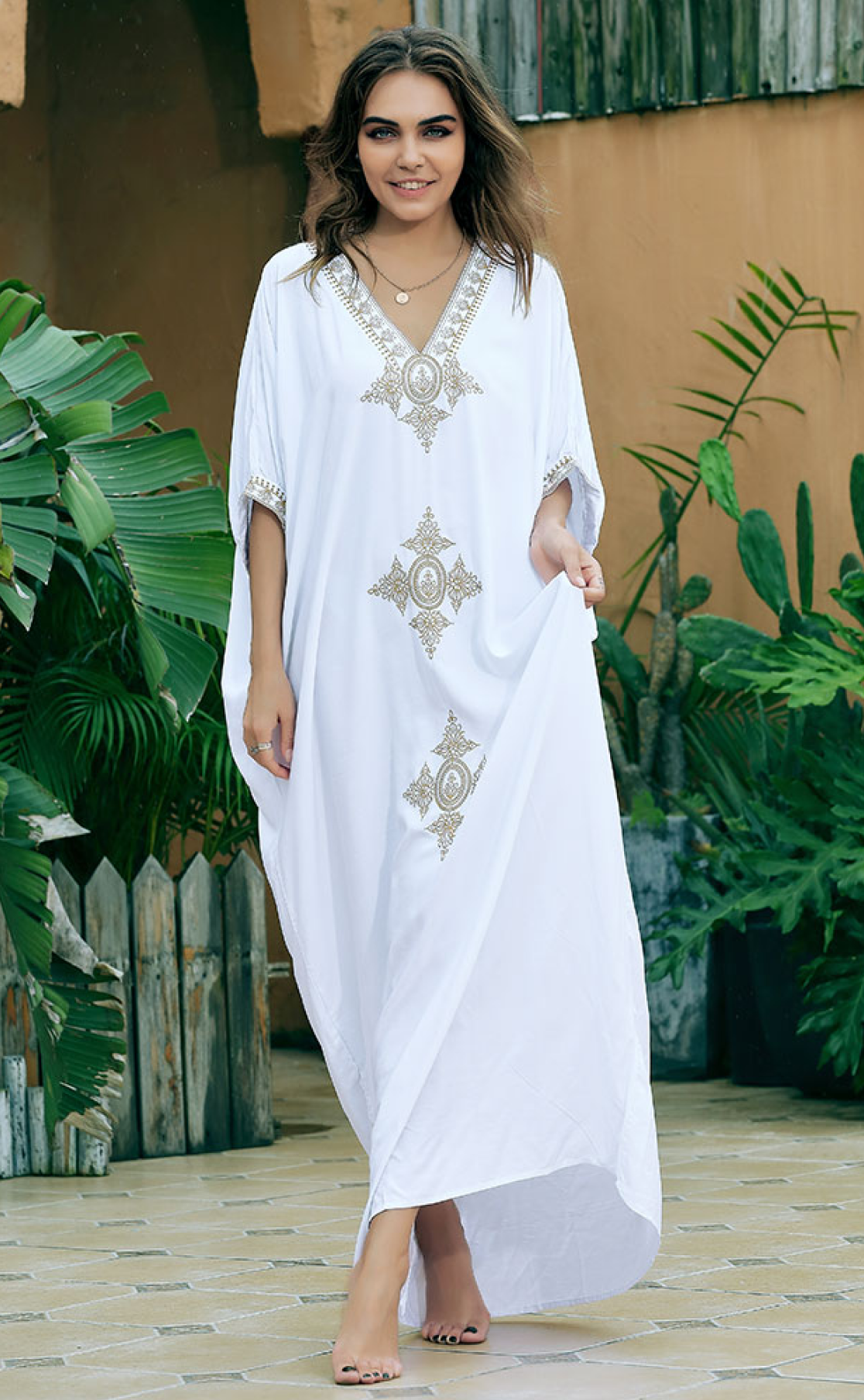 Caftan_Marocain_Broderie_Dorée_Caftan_Caftan_Blanc_Caftan_De_Plage_Robe_De_Plage_Caftan_Et_Burkini_Miss_Burkini